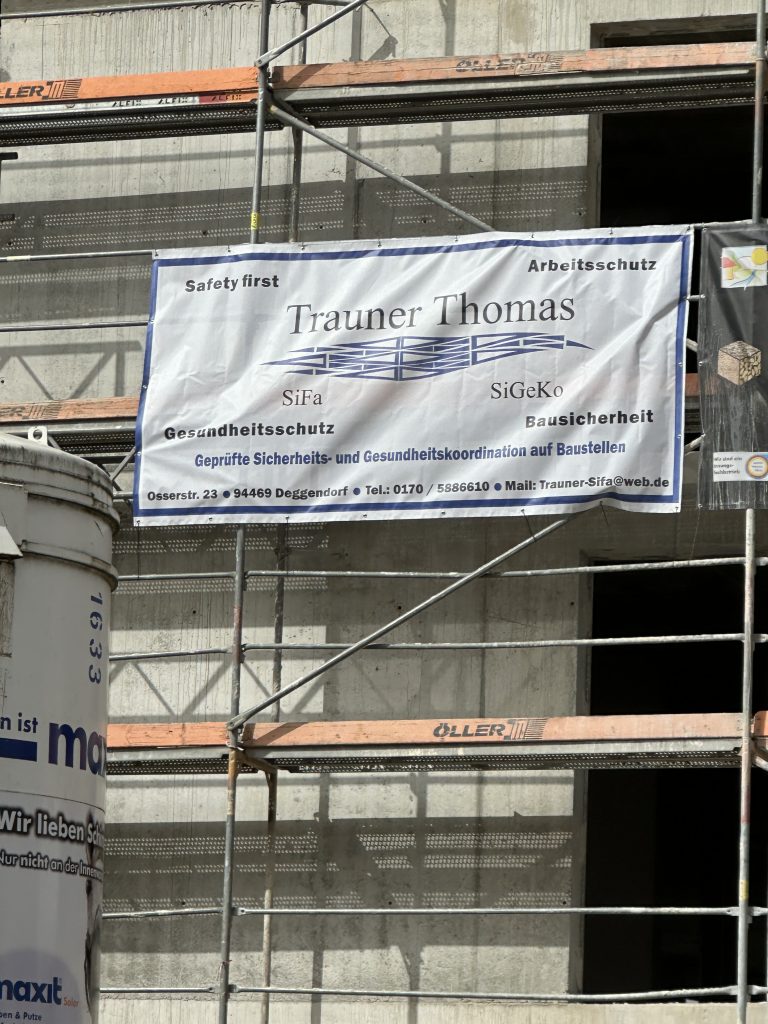 Fachkraft für Arbeitssicherheit bei Sicherheitsbegehung auf Baustelle in Deggendorf